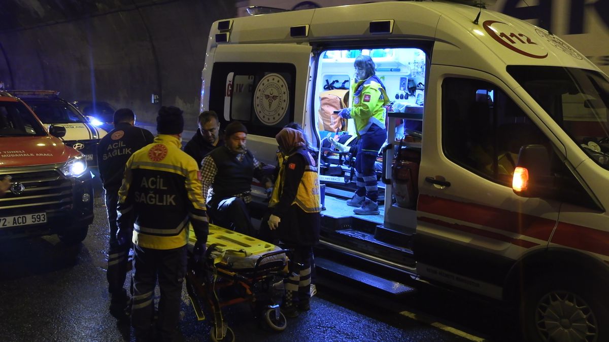 Bolu Dağı Tüneli'nde TIR'ın Arkadan Çarptığı Otomobil Hurdaya Döndü: 5 Yaralı