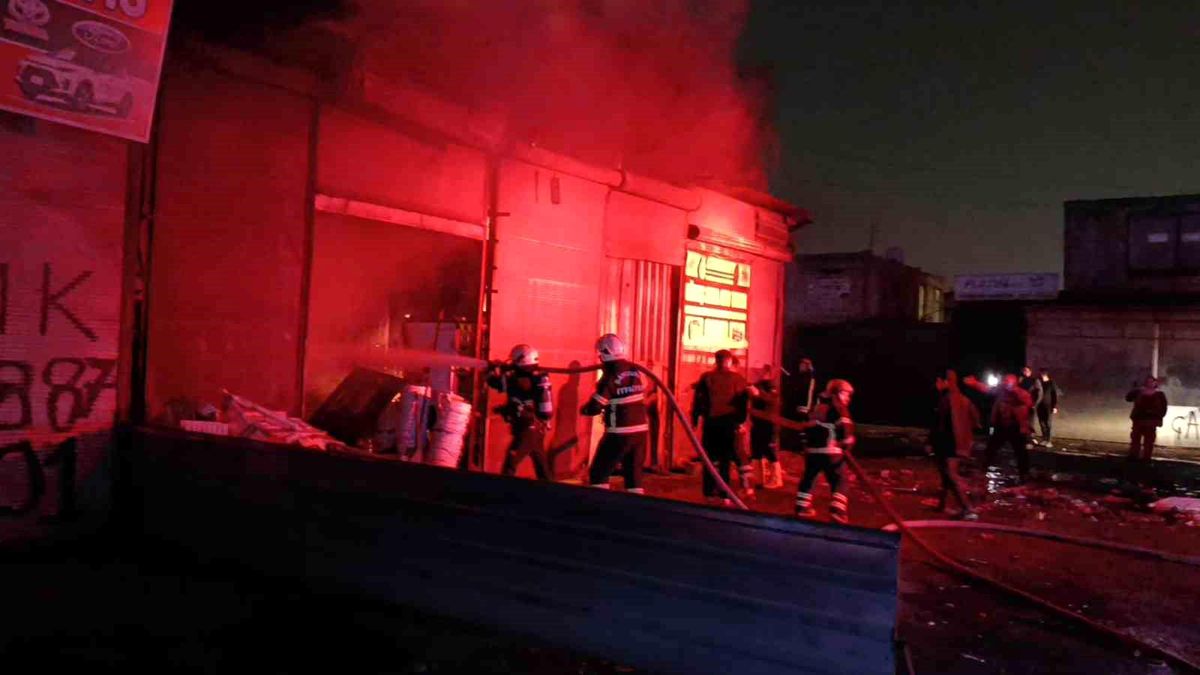 Şanlıurfa'da Hurdacı Dükkanında Büyük Yangın: İtfaiye 2 Saatte Kontrolü Sağladı