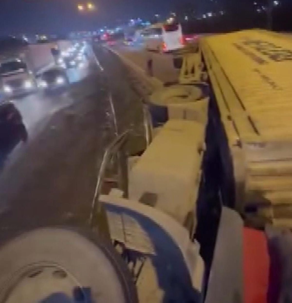 Tuzla TEM Otoyolu’nda Devrilen TIR Trafikte Yoğunluğa Neden Oldu