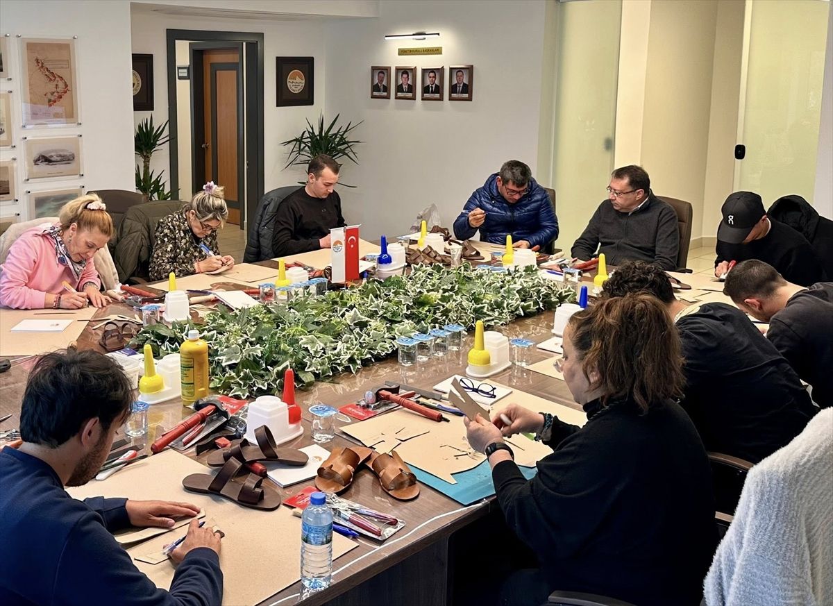Marmaris'te Geleneksel Deri Sandalet Ustalığı Yeniden Hayat Buluyor: Eğitim Programı Başladı