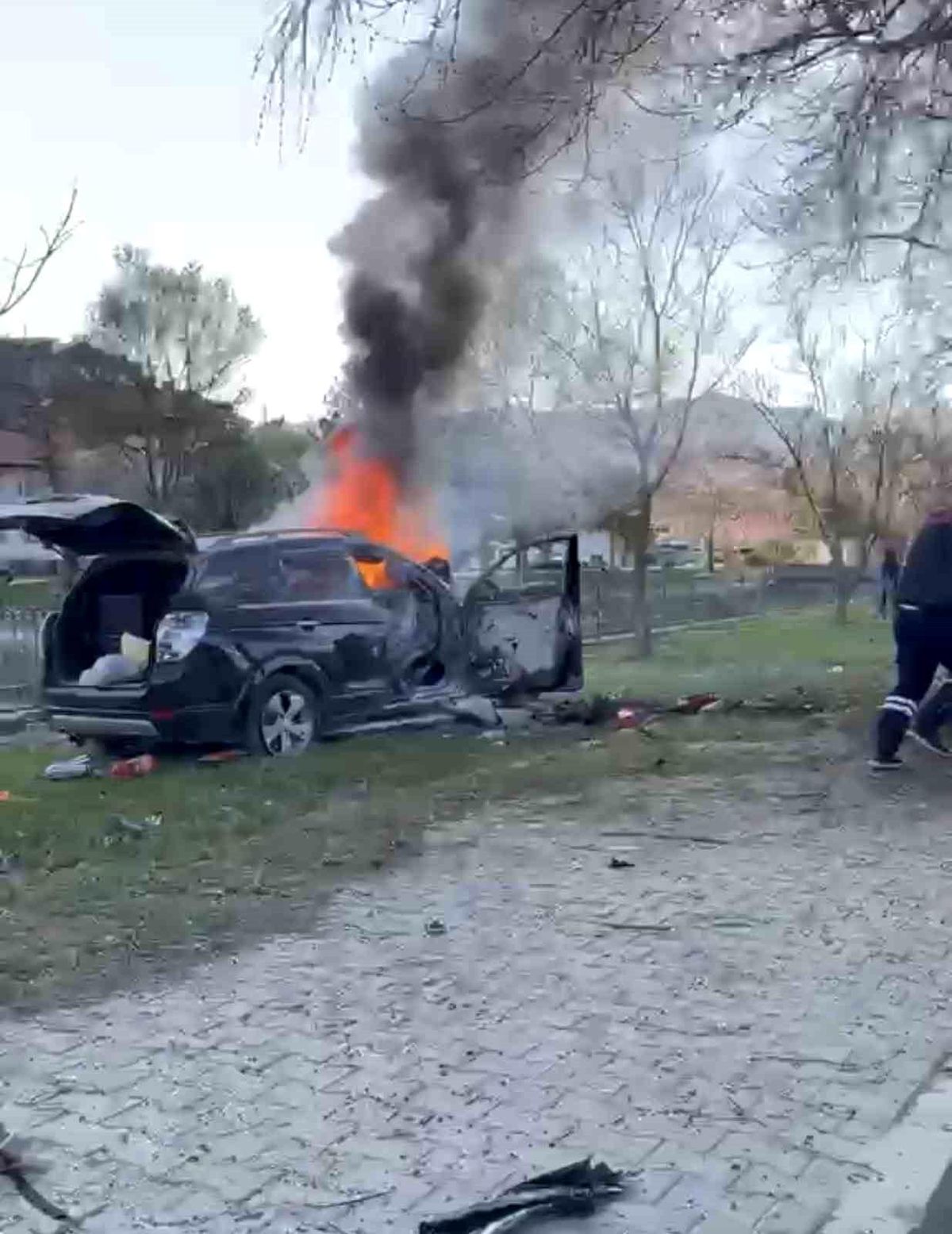 Tokat Turhal'da Cip Ağaca Çarptı, Araç Alev Aldı: 1 Ölü, 2 Yaralı