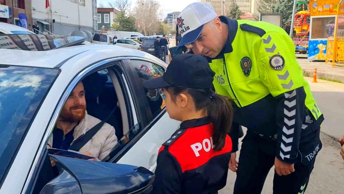 Kırıkkale'de Özel Eğitim Öğrencilerinden Trafikte Örnek Davranış: Polis Üniformasıyla Denetim Yaptılar