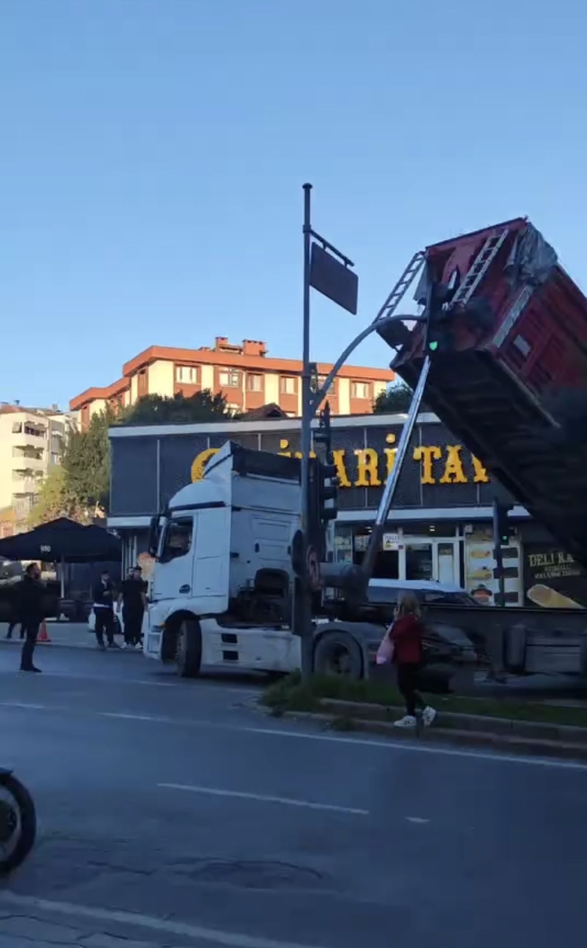 Pendik'te Hafriyat Kamyonu Dorsesi Trafik Işıklarına Çarptı, Yoğunluk Oluştu
