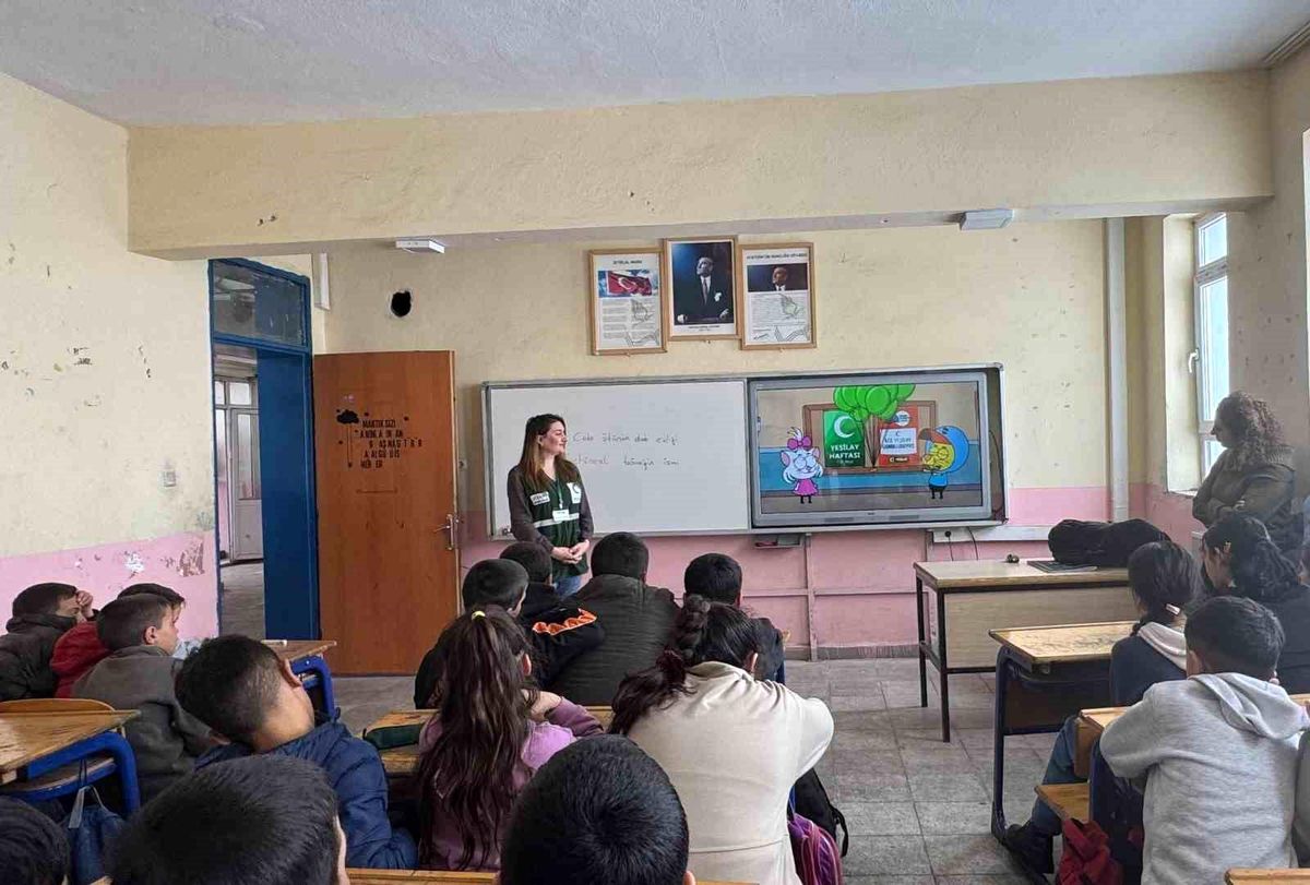 Yeşilay Kars Şubesi'nden Çerme Köyü Öğrencilerine Bağımlılıkla Mücadele Eğitimi