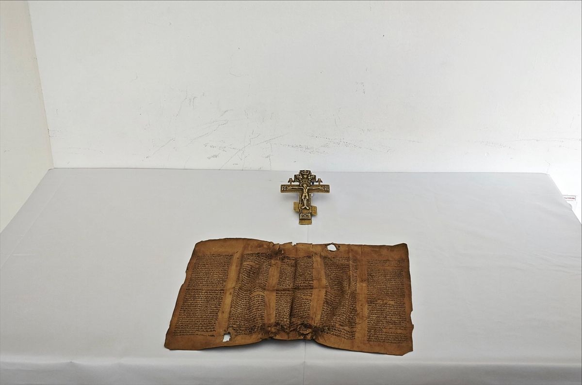 Erzurum’da Tarihi Eser Kaçakçılığı Operasyonunda Orta Çağ’a Ait Parşömen ve Bronz Haç Ele Geçirildi