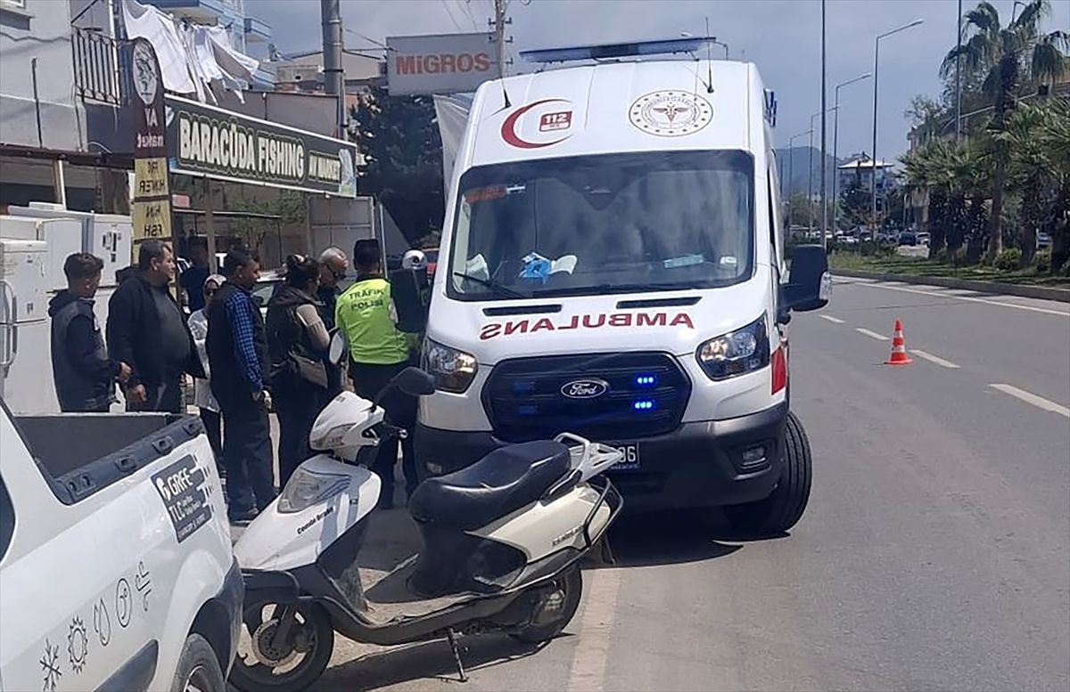 Mersin Anamur'da Motosiklet Yayaya Çarptı: 2 Kişi Yaralandı