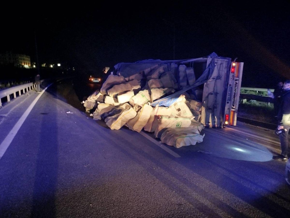 Bilecik Osmaneli'de Tır Devrildi: 1 Yaralı