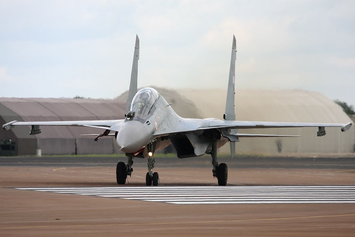 Kırım'da Eğitim Uçuşu Yapan Rus Su-30 Savaş Uçağı Düştü, Mürettebat Sağ Kurtuldu