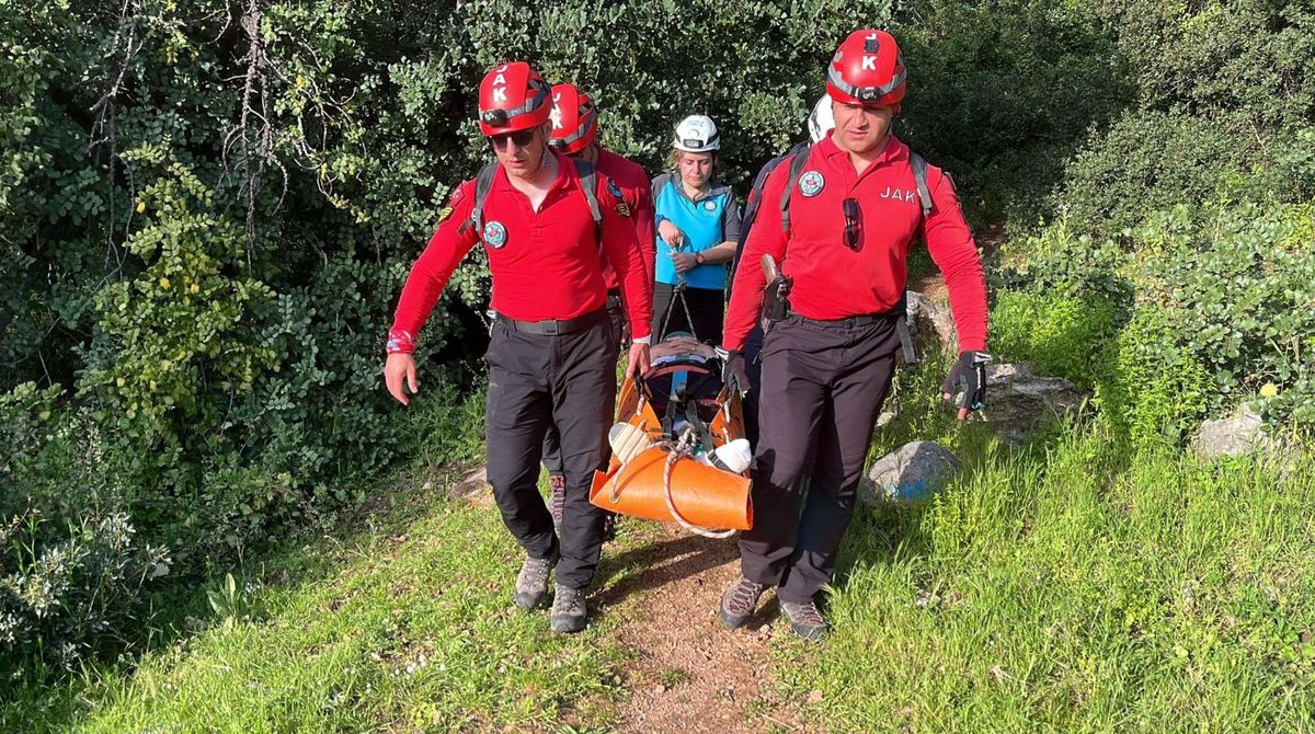 Muğla Fethiye'de Kayaköy'de Yaralı Kadın 4 Saatlik Kurtarma Operasyonuyla Mahsur Kaldığı Dağlık Alandan Kurtarıldı