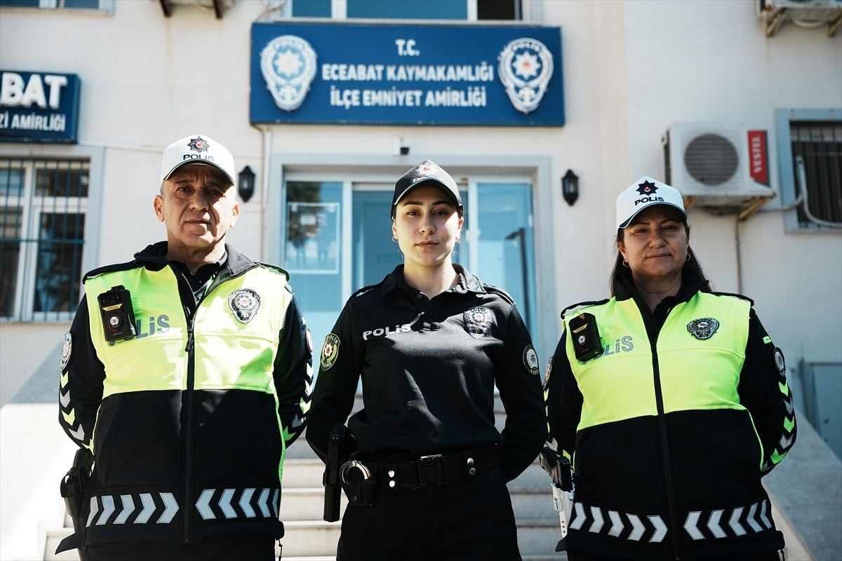 Çanakkale'de Trafik Polisi Ailesi: Anne, Baba ve Kızları Aynı İlçede Görev Yapıyor