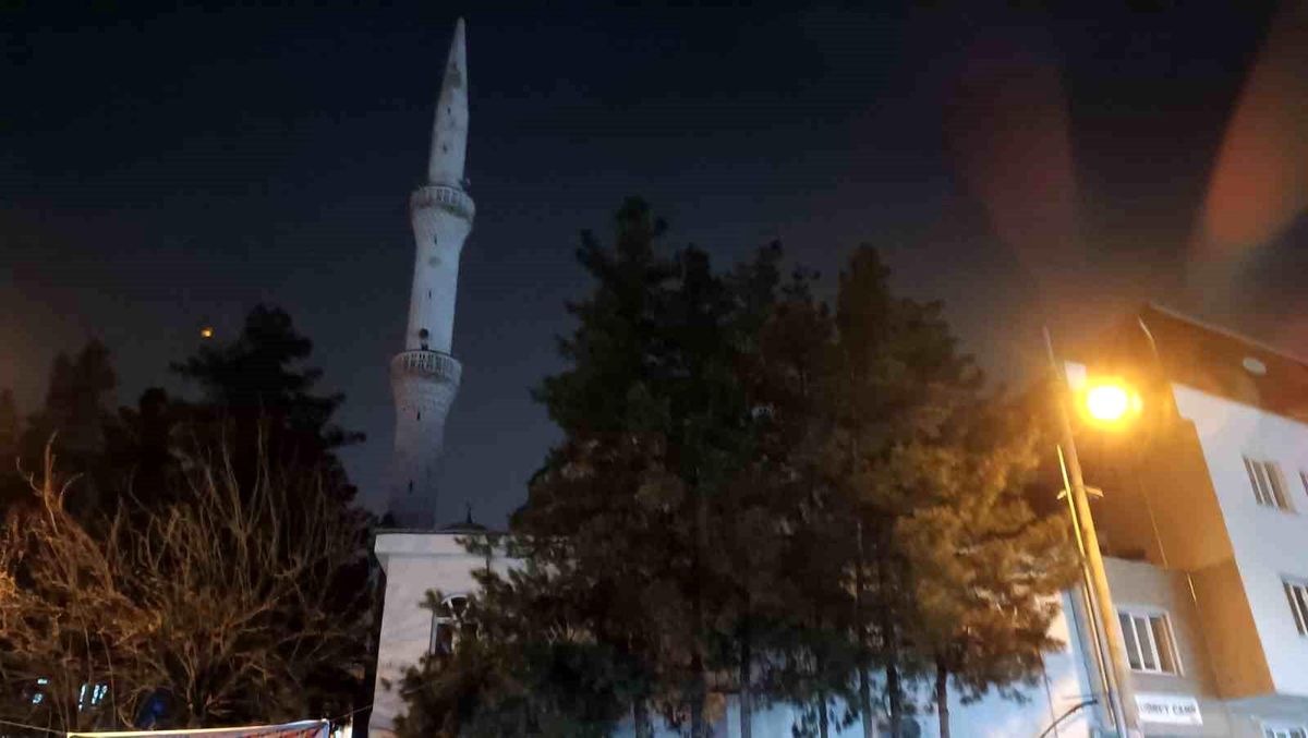 Batman Kudret Camii'nin Minaresine Yıldırım Düştü: Can Kaybı Yaşanmadı