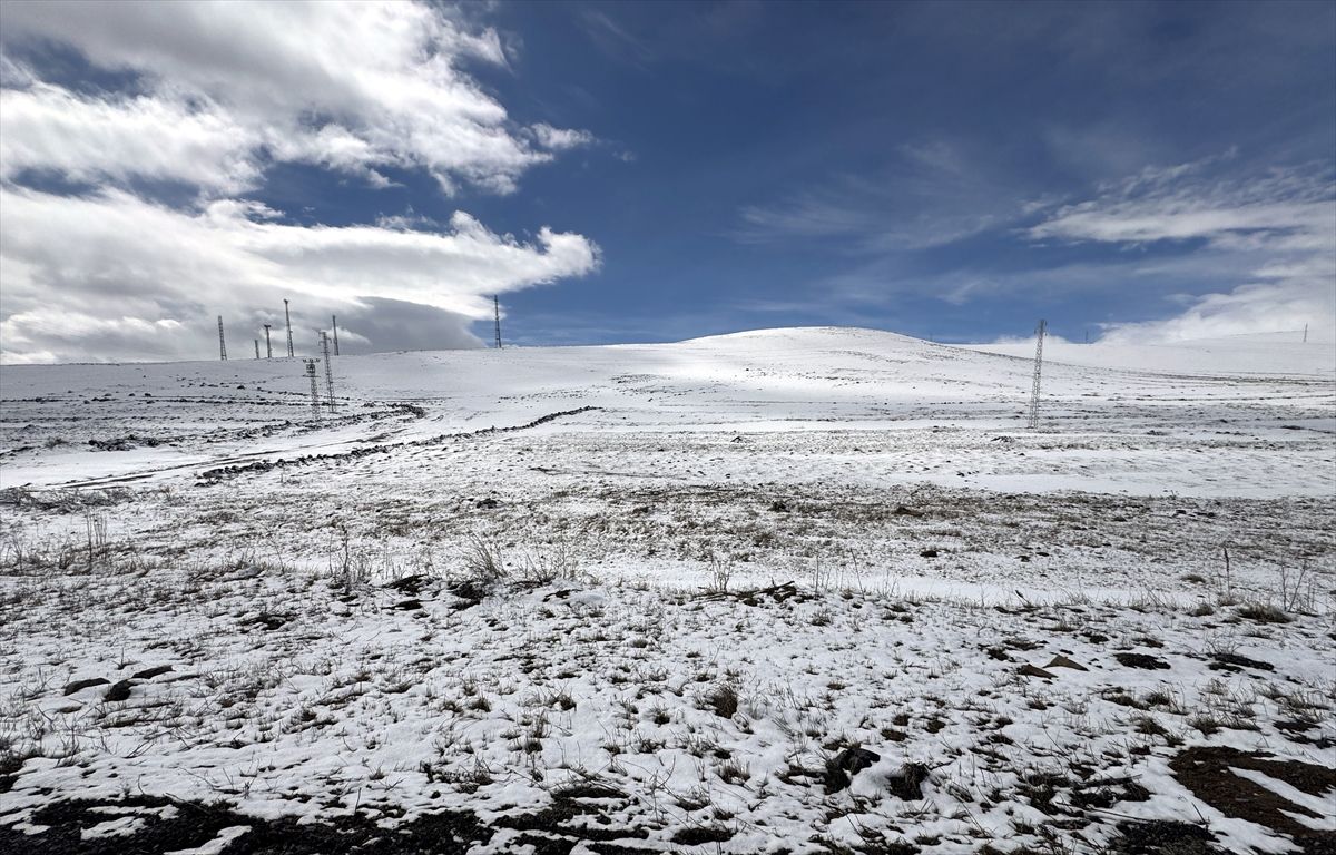 Ardahan'da Yüksek Kesimlerde Yoğun Kar Yağışı Etkisini Sürdürüyor