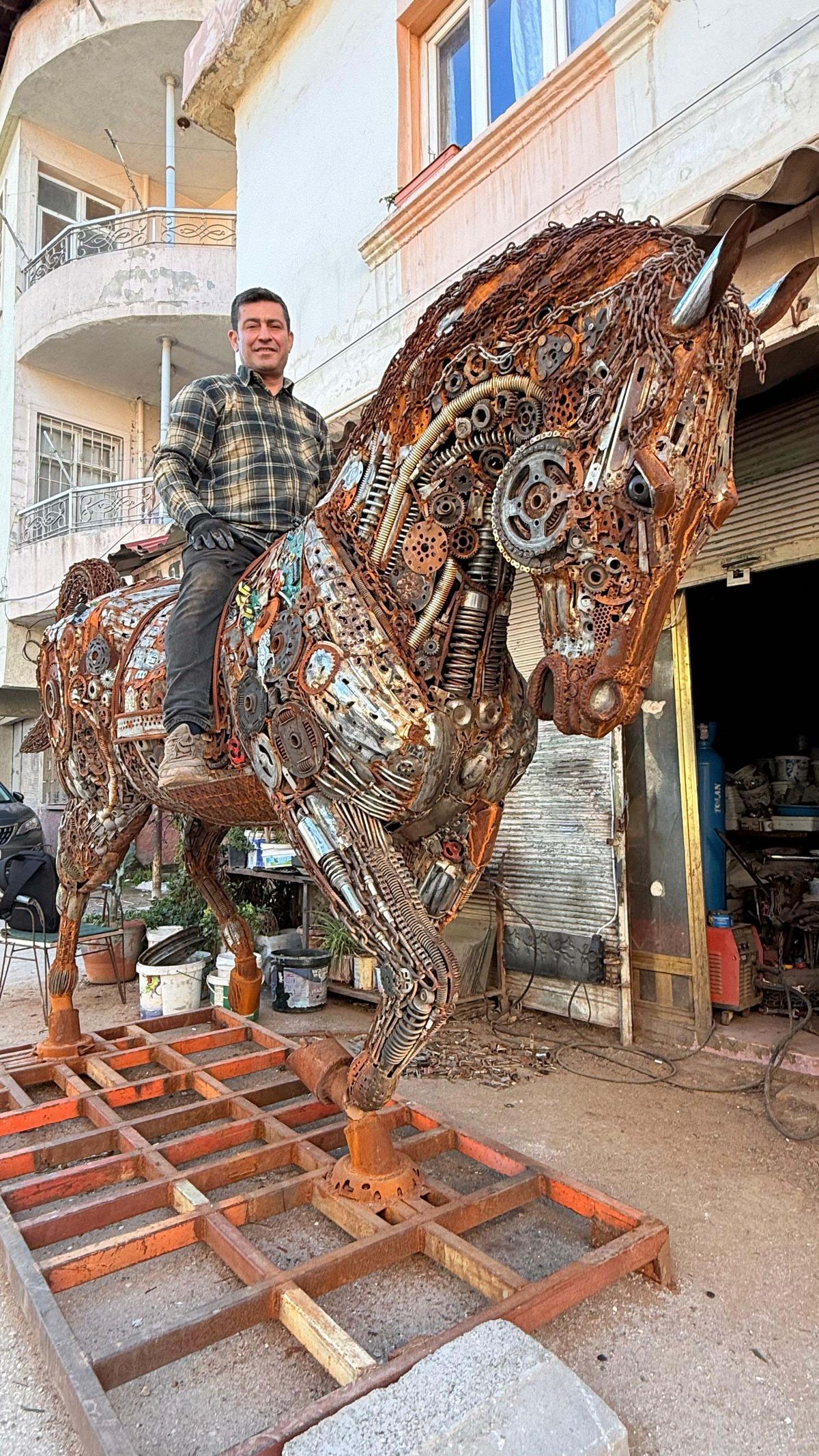 Büyük İskender’in Efsanevi Atı Bukefalos, 2,5 Tonluk Geri Dönüşüm Heykeliyle İskenderun’da Sergileniyor