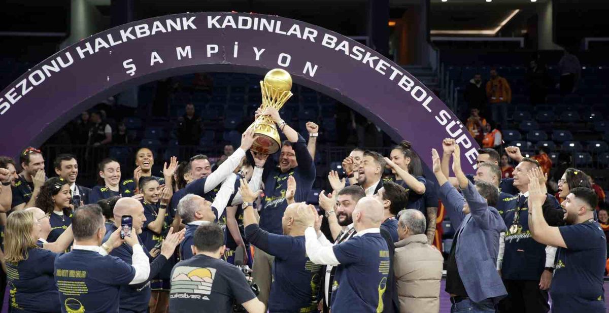 Fenerbahçe, Galatasaray'ı Deplasmanda 87-76 Yenerek Kadınlar Basketbol Süper Ligi'nde Namağlup Şampiyon Oldu