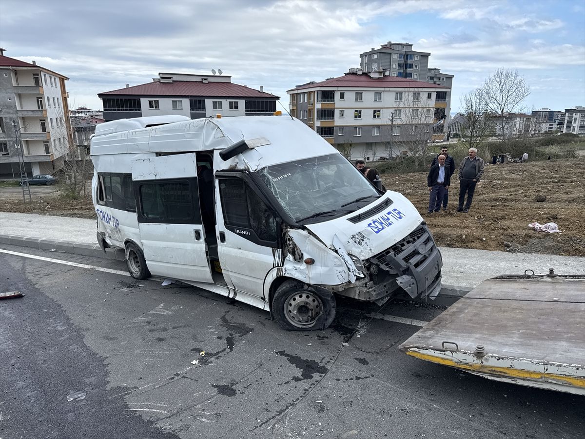 Samsun Atakum'da Servis Minibüsü Otomobille Çarpıştı: 1 Yaralı