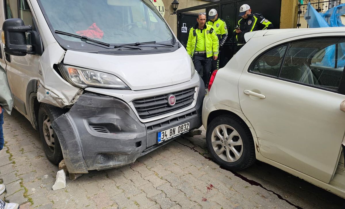Edirne’de Freni Boşalan Minibüs Sokakta Yürüyen Anne ve Çocuğa Çarptı: 2 Yaralı