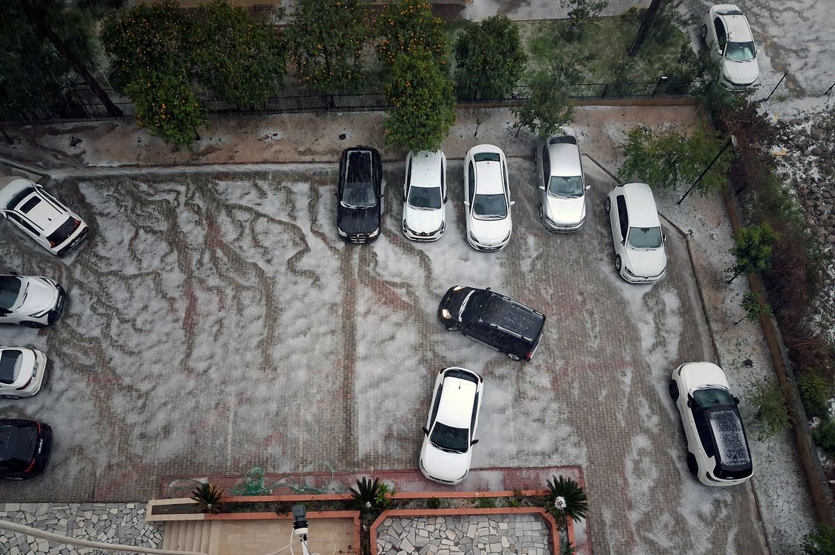 Adana'da Ani Sağanak ve Dolu Etkisini Gösterdi: Cadde ve Sokaklar Beyaza Büründü