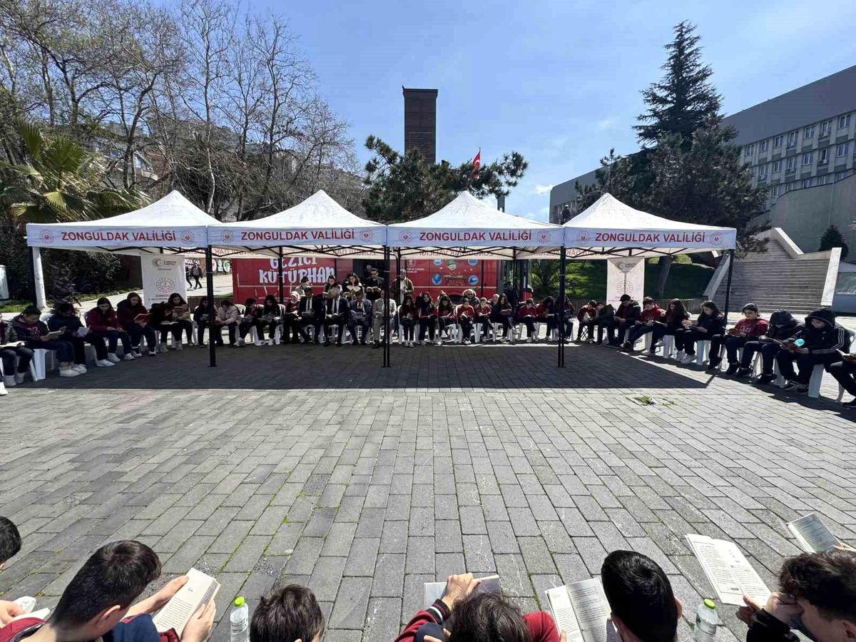 Zonguldak Sahilinde Yoğun Katılımlı  Kitap Okuyoruz  Etkinliği Düzenlendi