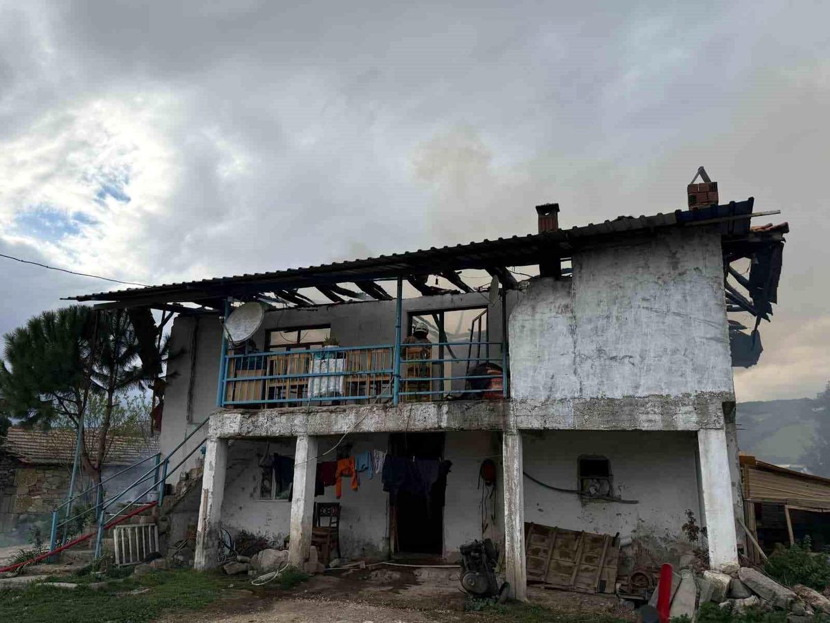 Manisa Selendi’de 2 Katlı Evde Korkutan Yangın: Evin Tamamı Kullanılamaz Hale Geldi