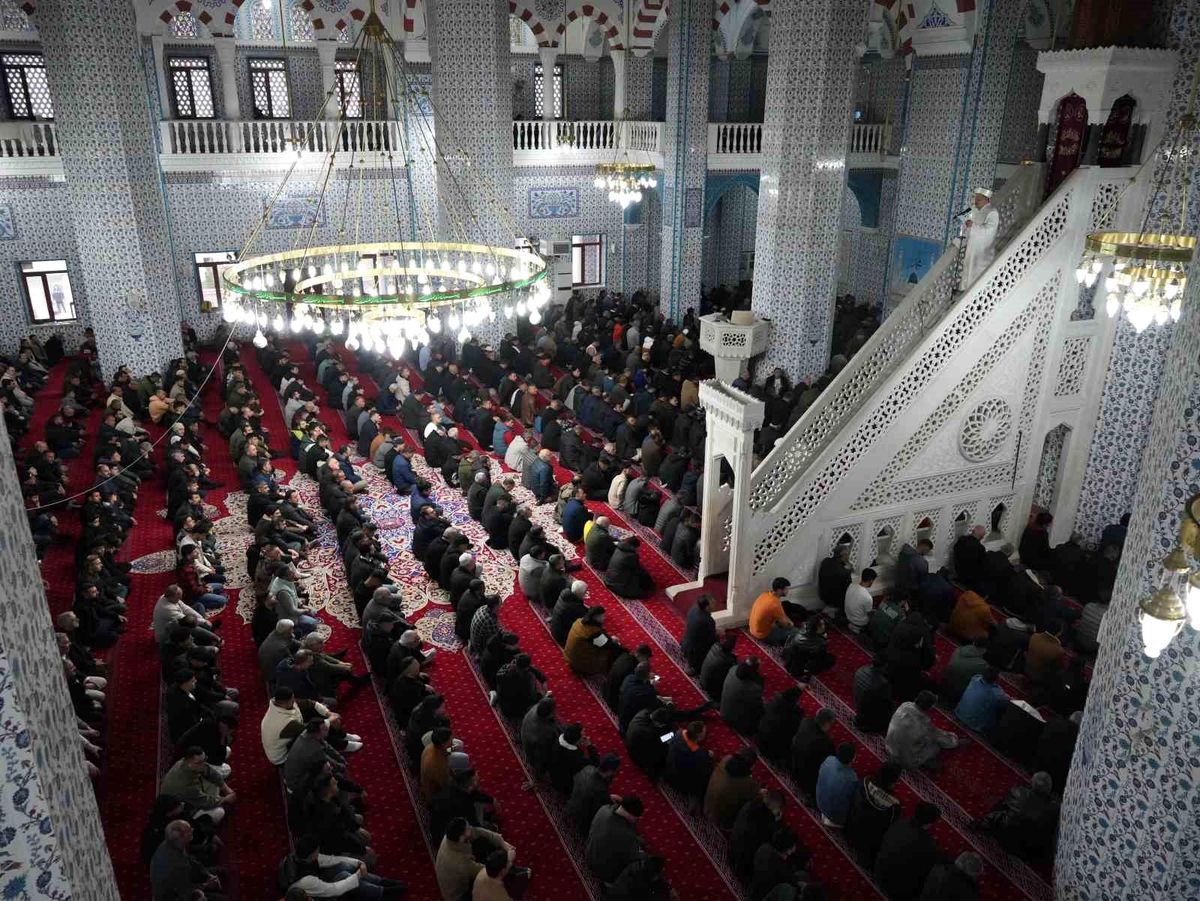 Iğdır'da Bayram Sabahı Camiler Doldu, Dualarda Birlik ve Barış Mesajları Verildi