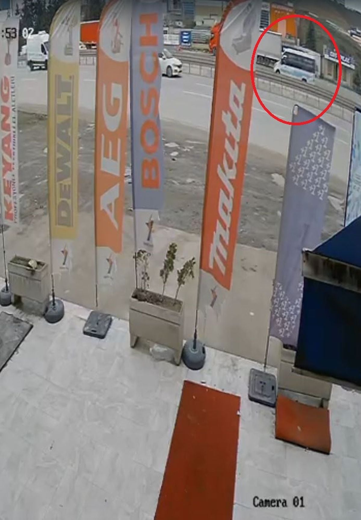 Kontrolden Çıkan Minibüsün Kaza Anı Güvenlik Kamerasında: Bariyere ve Üst Geçide Çarpma Anları