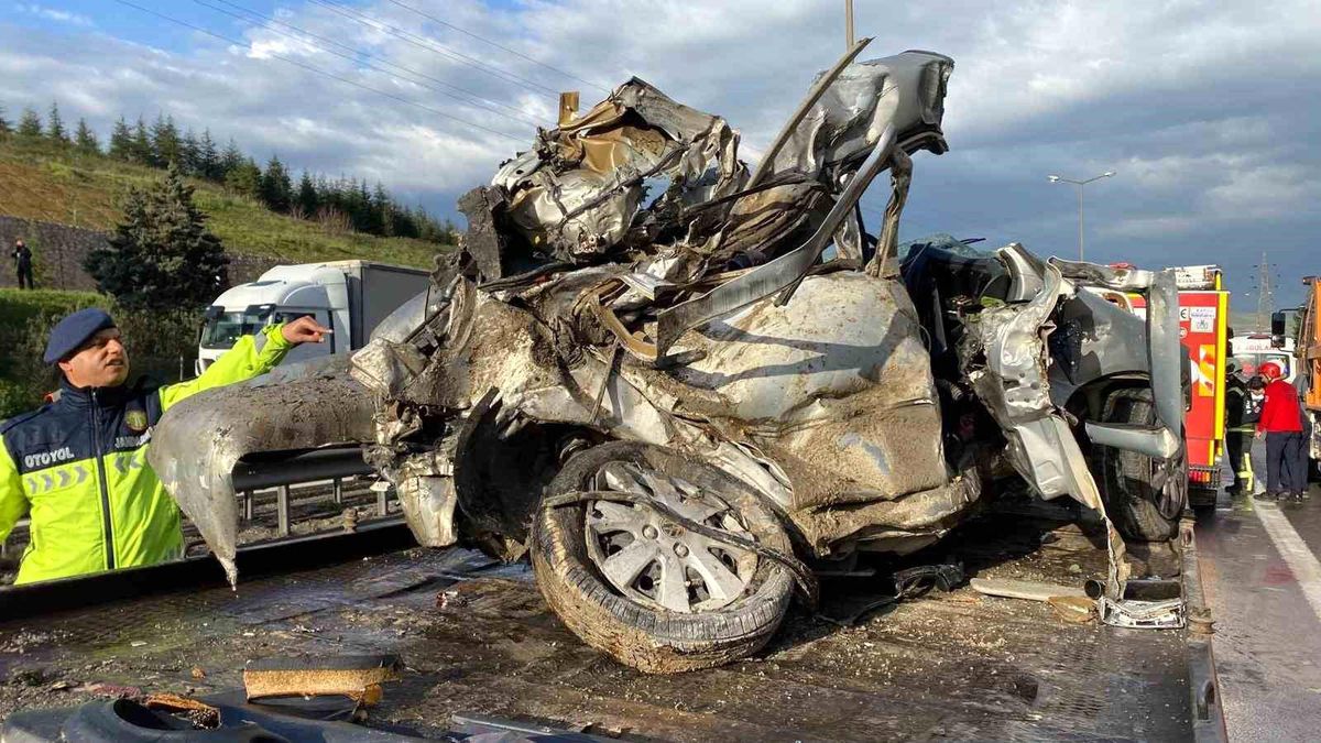 TEM Otoyolu'nda Zincirleme Kaza: 2 Kişi Hayatını Kaybetti, Trafikte Uzun Kuyruklar Oluştu
