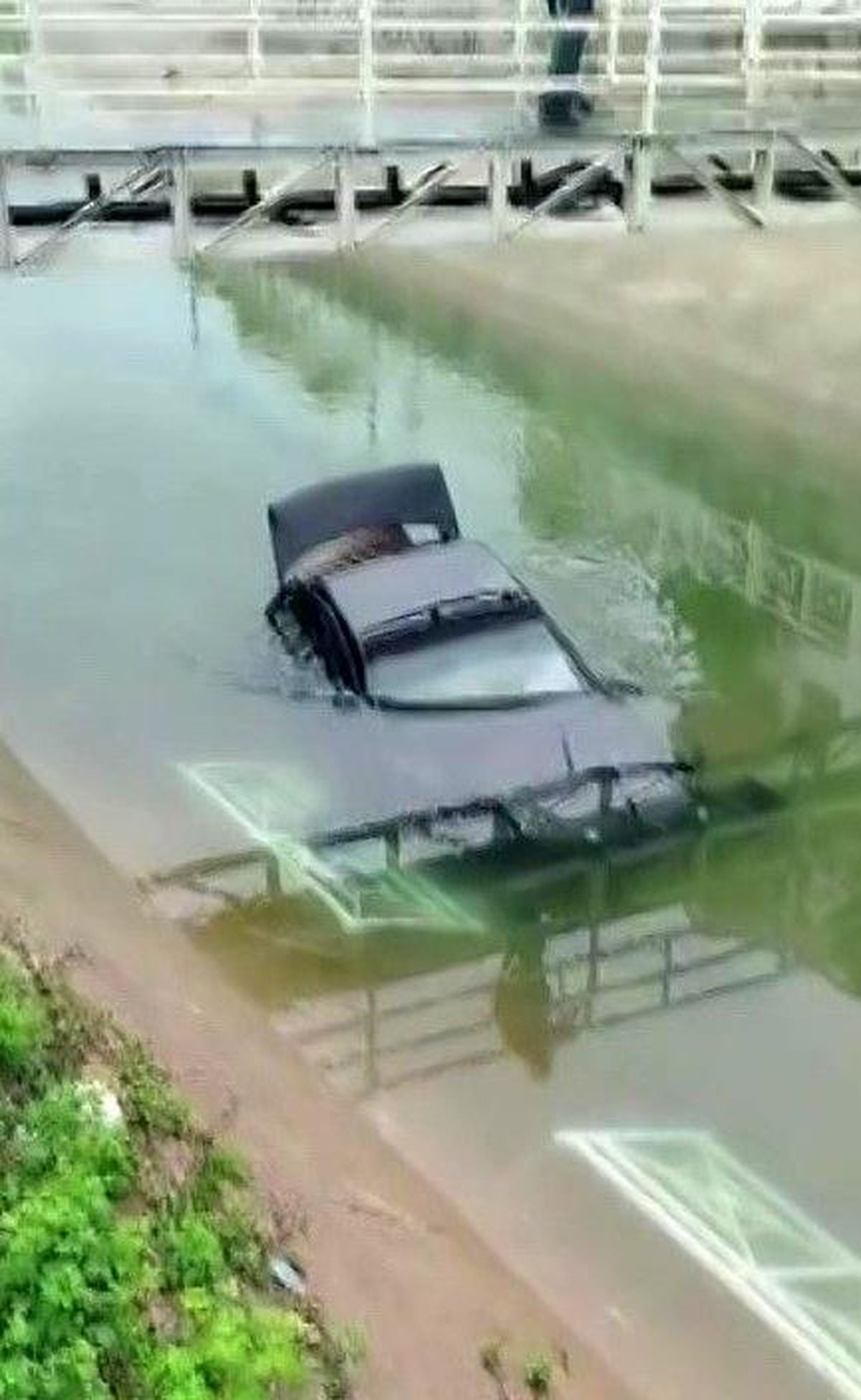 Adana'da Kontrolden Çıkan Otomobil Sulama Kanalına Düştü, Sürücü Yaralanmadan Kurtuldu