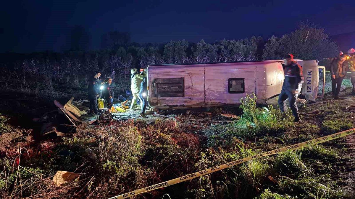 Bursa İznik’te Yolcu Minibüsü Devrildi: 1 Ölü, 12 Yaralı