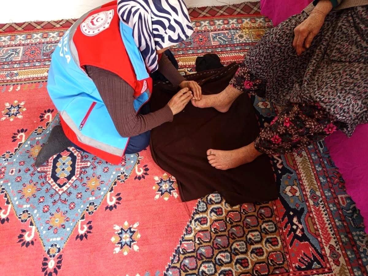 Tomarza'da Yaşlılara Özel Kişisel Bakım Hizmeti: VEFA Ekipleri Evlerde Tırnak ve Saç Bakımı Yapıyor