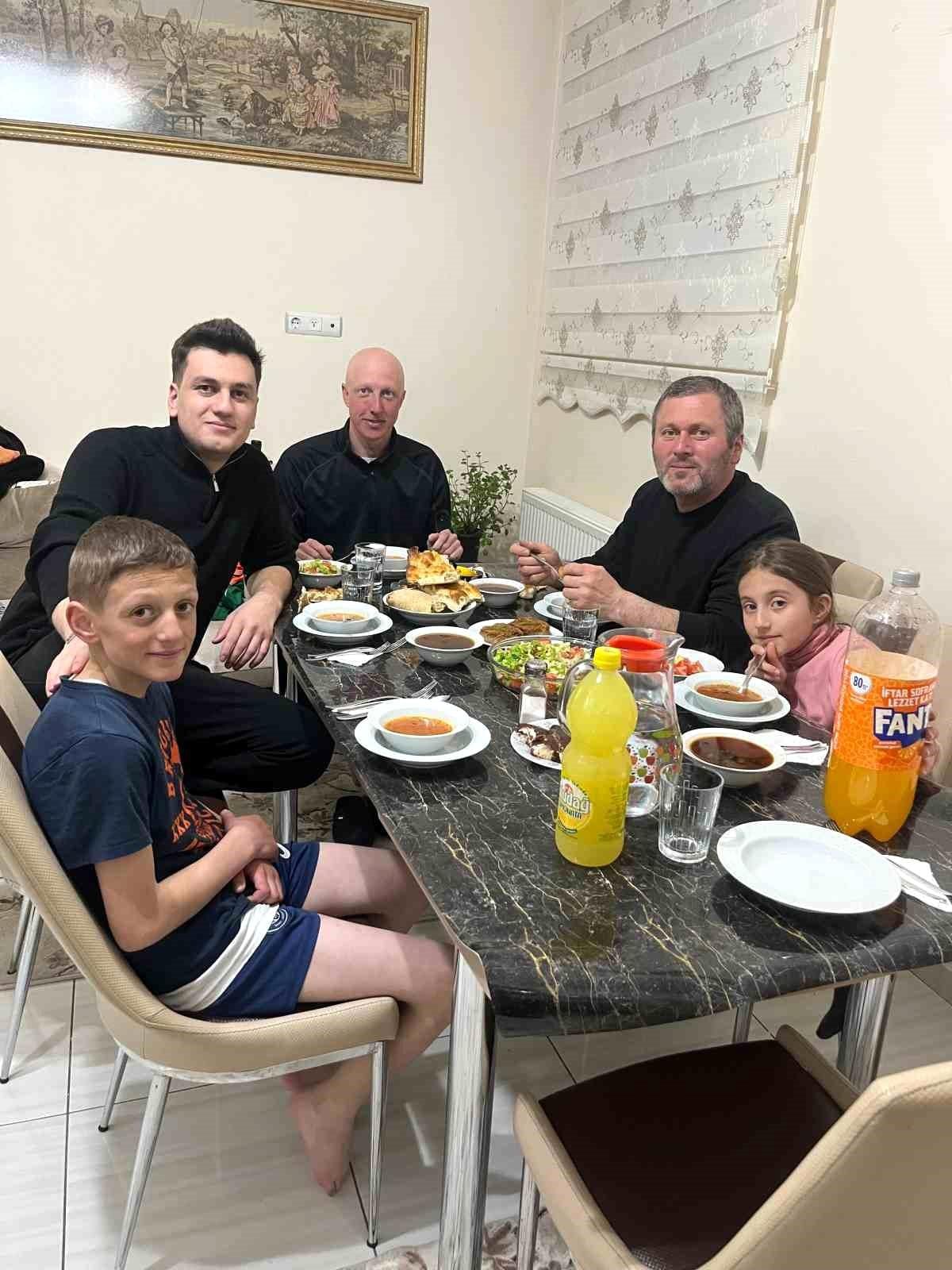 Alman Turist Simon, Bayburt'ta Misafirperverlikle Buluştu: Ramazan'ın Anlamı Konursu Köyünde Yaşandı