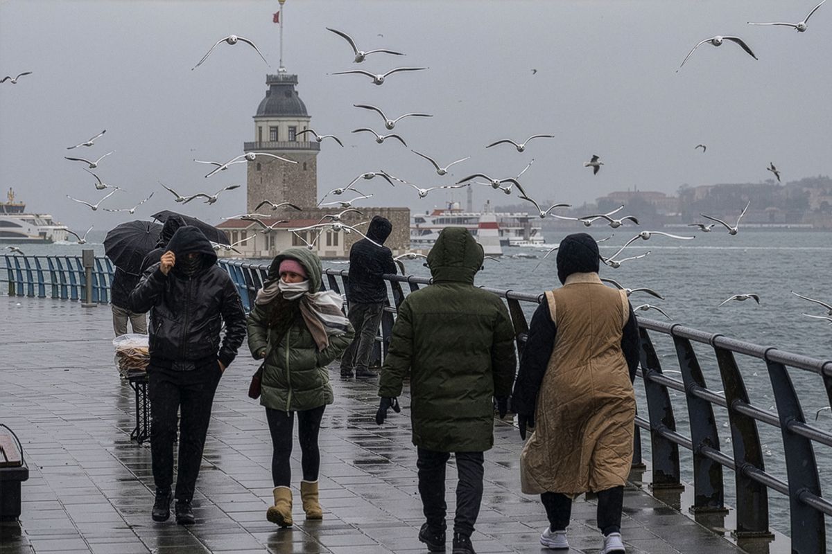 İstanbul’da Soğuk Hava ve Sağanak Yağış Etkili Olacak: Sıcaklıklar Hızla Düşüyor