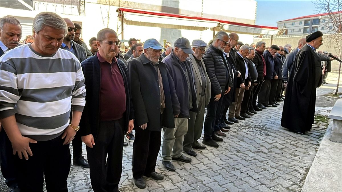 Kahramanmaraş’taki Okul Saldırısında Hayatını Kaybedenler İçin Ağrı, Erzincan ve Kars’ta Gıyabi Cenaze Namazları Kılındı
