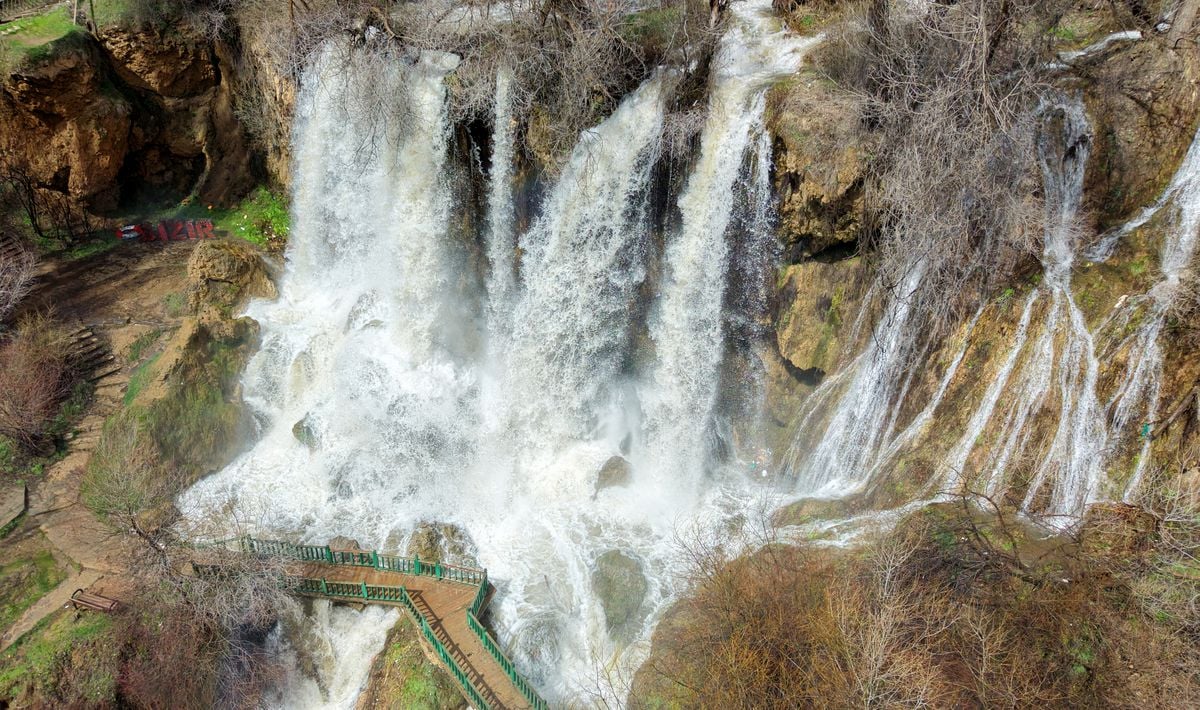 Sivas’taki Sızır Şelalesi 20 Yılın En Coşkun Dönemini Yaşarken Ziyaretçi Akınına Uğruyor