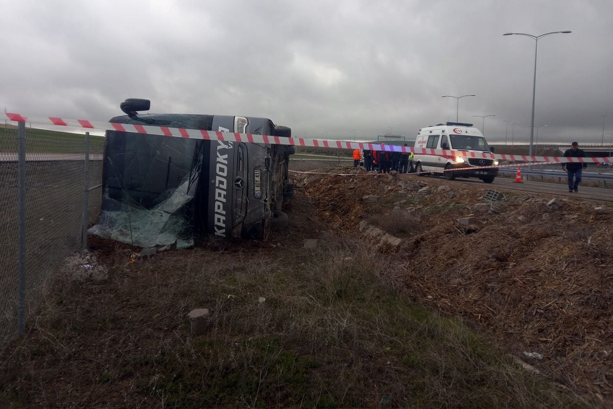 Aksaray’da Tur Otobüsü Şarampole Devrildi: 20 Kişi Yaralandı