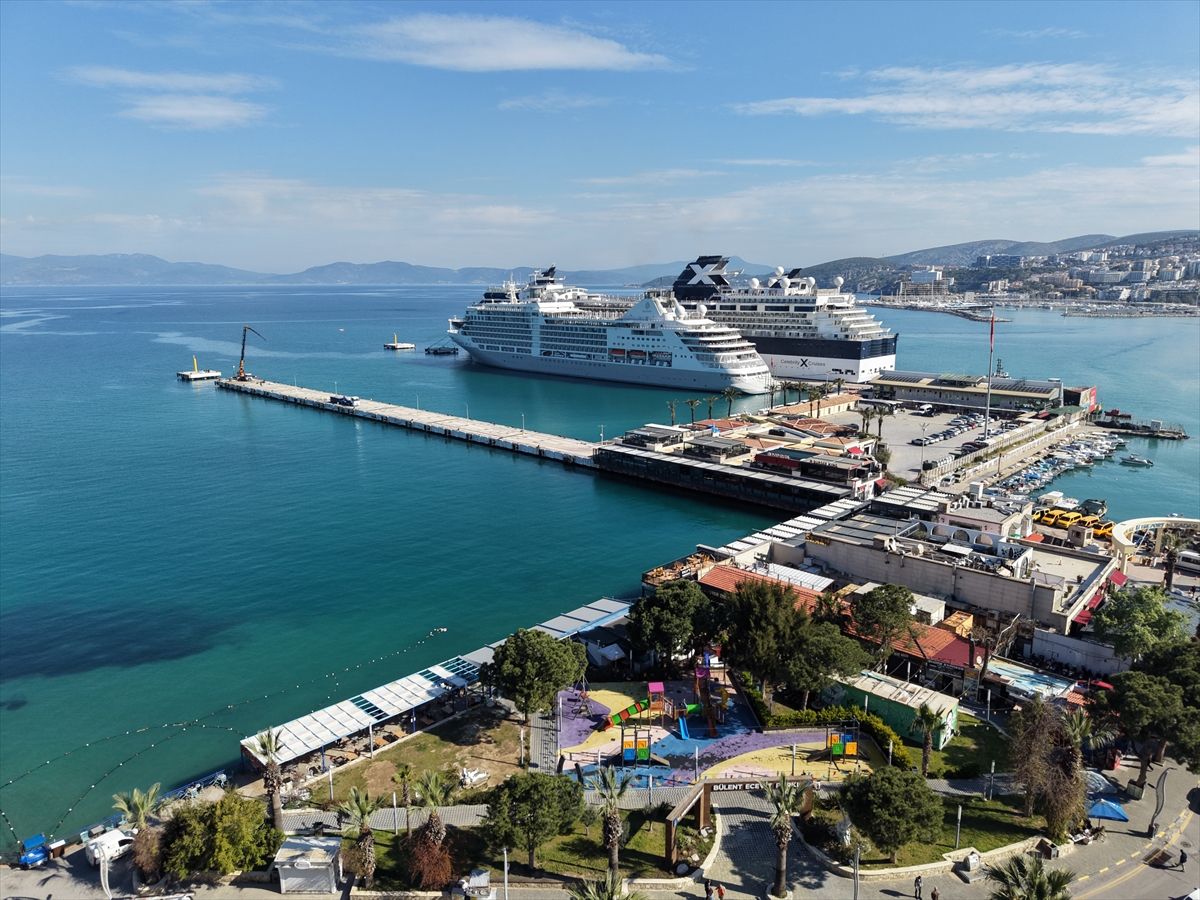 Kuşadası'na Gelen İki Dev Kruvaziyerle 2 Bin 723 Turist Ağırlandı