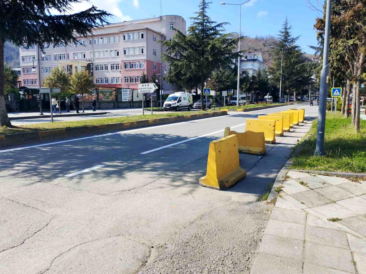 Trabzon Araklı Askerlik Şubesi Önündeki Beton Bloklar Trafikte Sorun Yarattı