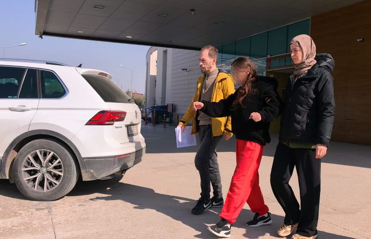 Bursa İnegöl'de Aynı Erkek Nedeniyle Çıkan Kavga Kanlı Bitti: Genç Kızlar Bıçakla Yaralandı