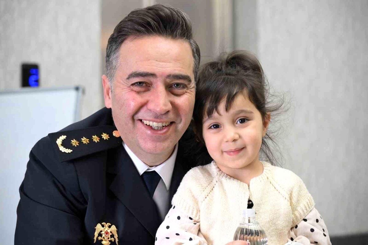 Ağrı İl Emniyet Müdürü Göksel Önder ve Eşi Görev Başındaki Polislerle Bayramlaştı