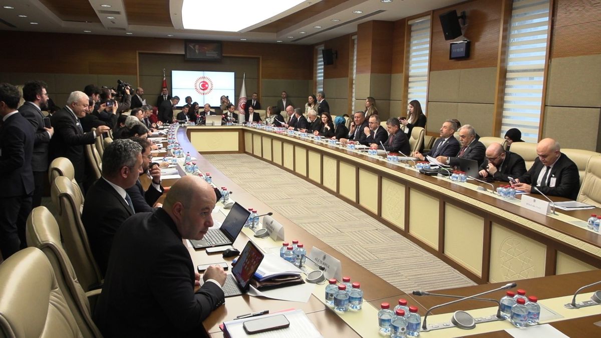 Doğum İzni 16 Haftaya Çıkarılıyor: TBMM'de Sosyal Medya ve Aileye Yeni Düzenlemeler