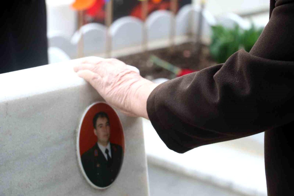 Ankara'da Arefe Günü Cebeci Askeri Şehitliği'nde Duygusal Kabir Ziyareti