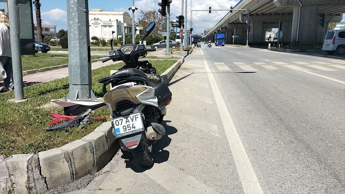 Antalya Manavgat'ta Motosiklet ve Otomobil Çarpıştı: 1 Yaralı
