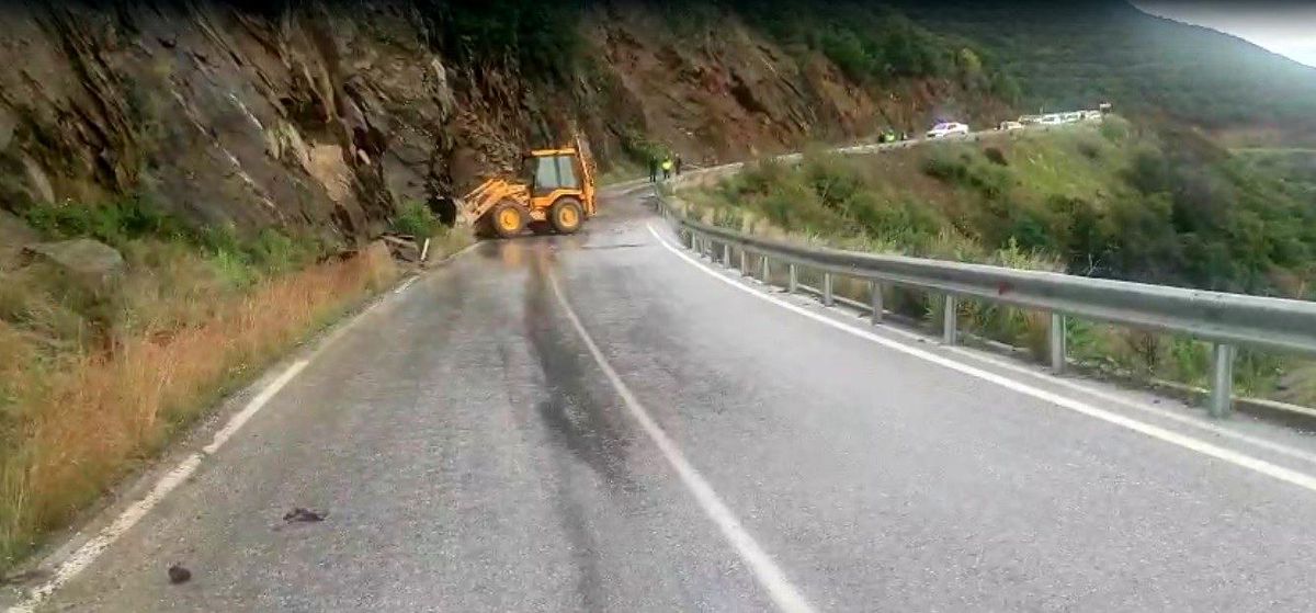 İzmir Ödemiş’te Heyelan Ulaşımı Aksattı: Karayolu Kısmen Trafiğe Kapandı