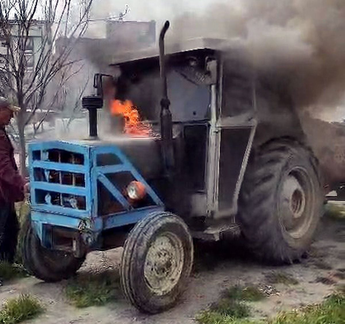Avcılar’da Traktör Motorundan Çıkan Yangın Korku Yarattı: Alevler Aracı Kül Etti