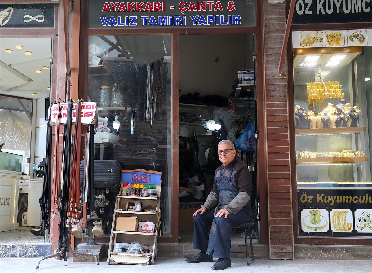 Hatay'da 44 Yıldır Ayakkabı Tamirciliği Yapan Cemil Usta Tarihi Uzun Çarşı'da Hizmet Vermeye Devam Ediyor