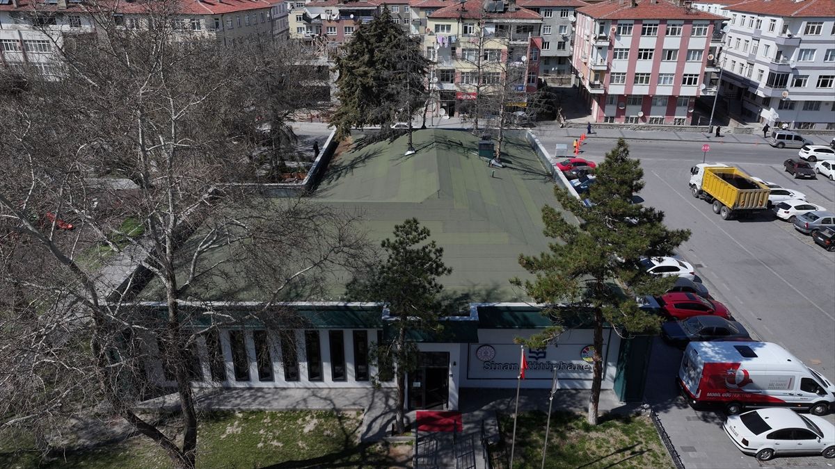 Kocasinan Sinan Kütüphanesi: İçinde Çam Ağaçlarıyla Öğrencilere Eşsiz Ders Çalışma Alanı