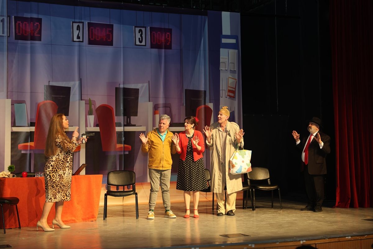 Mersin Gülnar’da Dünya Tiyatro Günü'nde “Eller Yukarı” Oyunu Sahnelendi, Bağış Desteği Sağlandı