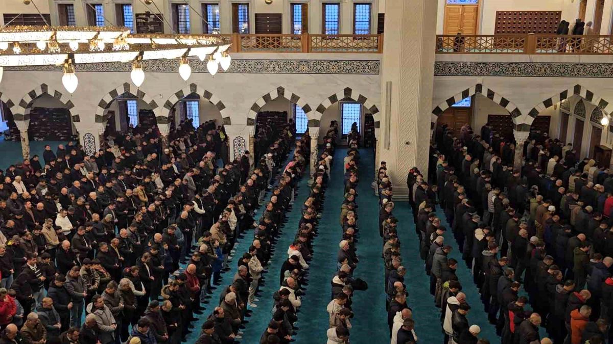 Zonguldak’ta Bayram Namazı Coşkusu: Uzun Mehmet Camii’ne Akın