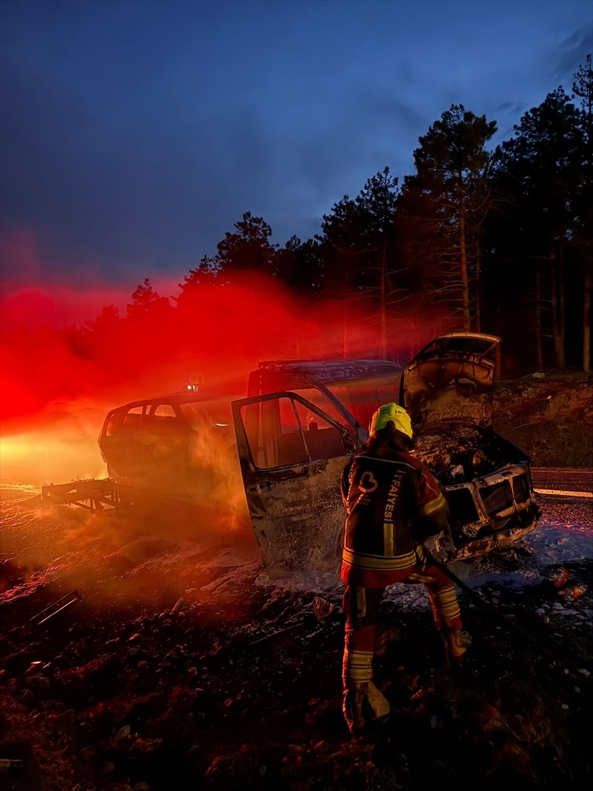 Balıkesir Havran'da Seyir Halindeki Çekicideki Otomobil Yangını İtfaiye Müdahalesiyle Söndürüldü