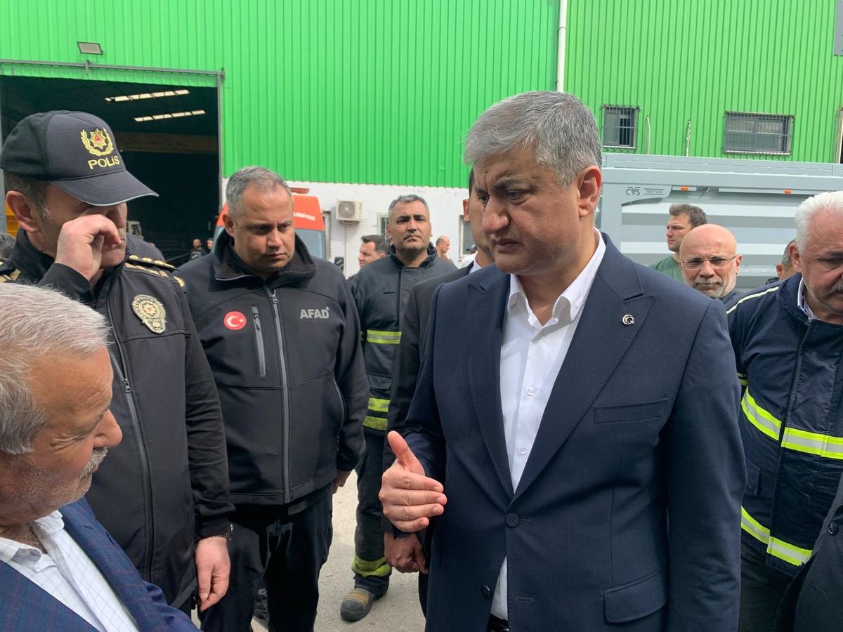 Adana'da Geri Dönüşüm Tesisi Yangını Kontrol Altına Alındı: Can Kaybı Yok