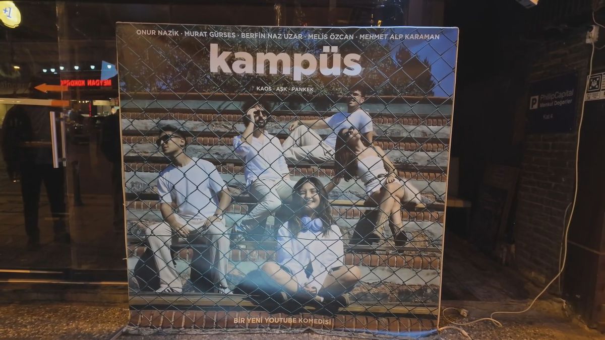 Kadıköy’de Gençlerden ‘Kampüs’ Dizisi İlk Gösterimini Yaptı: Üniversite Yaşamını Mizahi Dille Anlatıyor